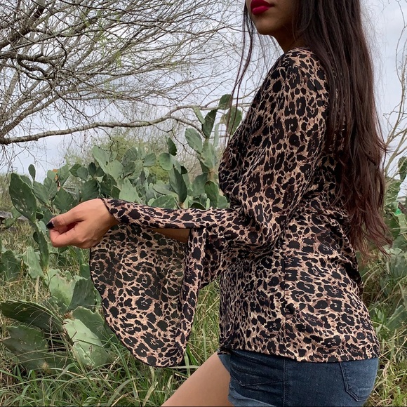 🐆Cheetah button up top🐆 - Picture 1 of 7